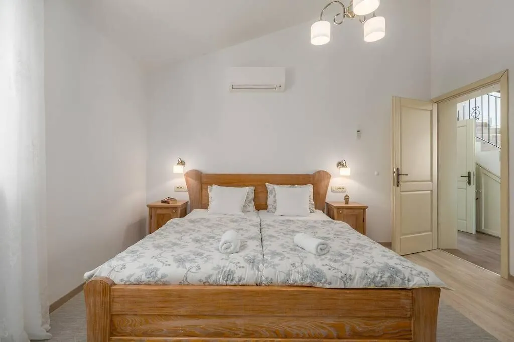 Villa Marina With Pool, Bbq & Parking Near Porec Jasenovica